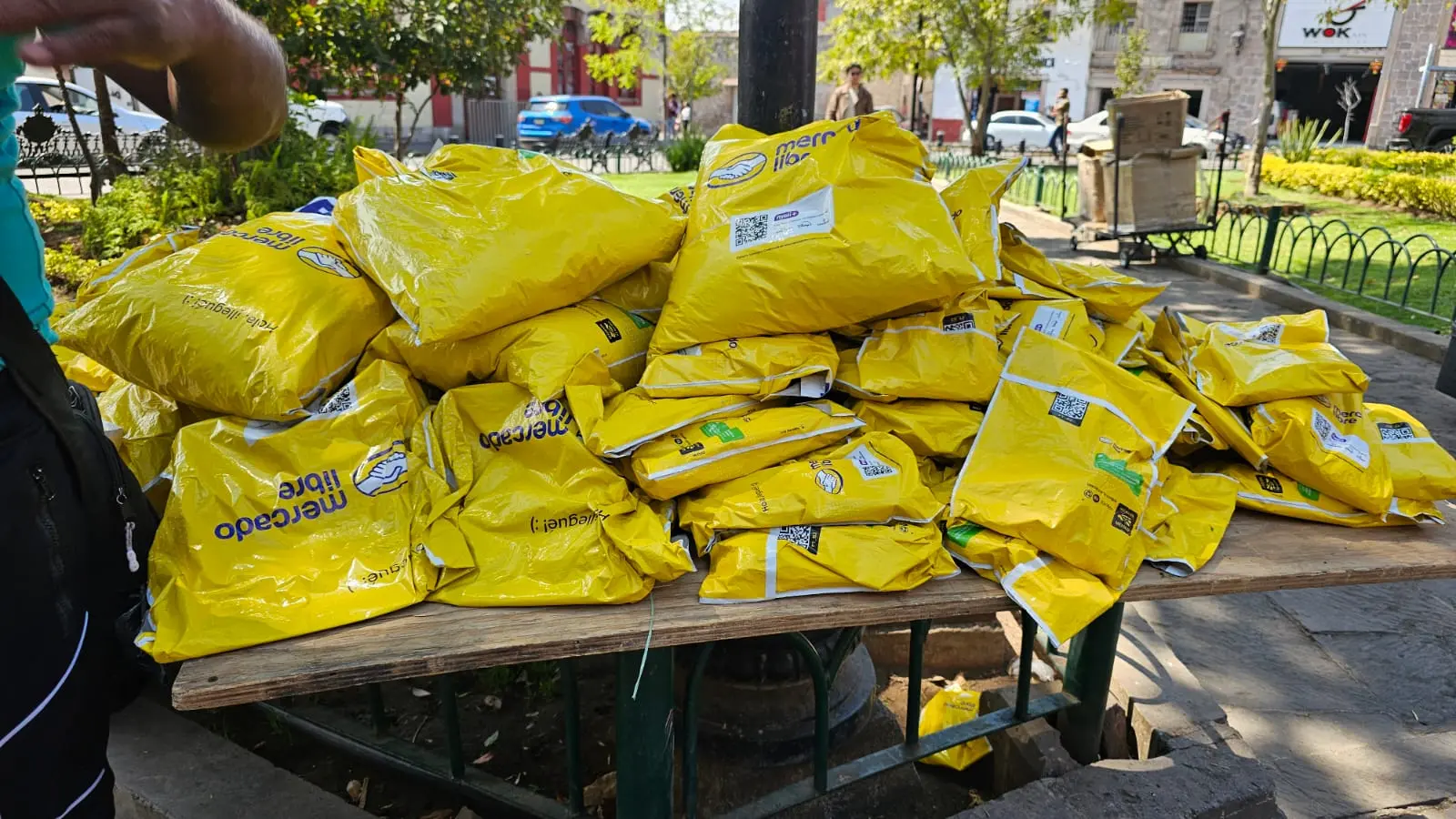 Peatones arriesgan la vida ante invasión de banquetas