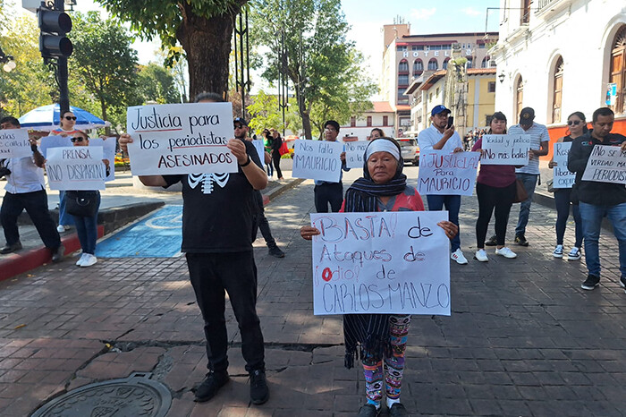 Periodistas protestan por homicidio de Mauricio Cruz Solís y alcalde manda retirar cartulinas