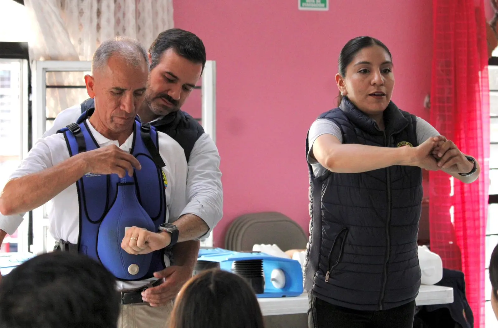Personal de PC y Bomberos instruye a familias sobre atención inmediata ante emergencias