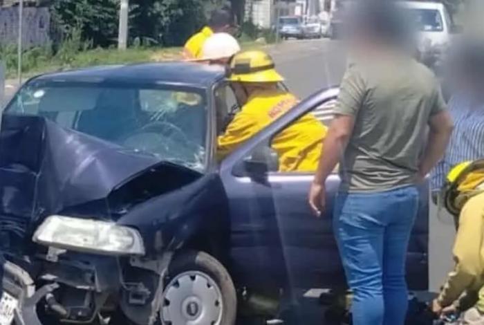 Pierde control de su automóvil y se estrella contra un poste en la salida a Quiroga
