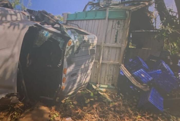 Pierde la vida tras volcar camión con carga de aguacate por Charapendo