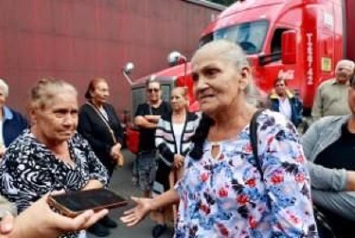 Pierden cita en la embajada, 30 adultos mayores de Lázaro Cárdenas por bloqueo de transportistas