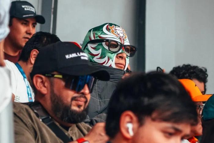 Piloto de F1 se disfraza de luchador para ver el GP de México