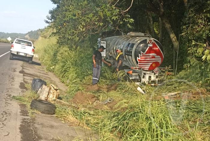 Pipa de Pemex cargada con combustible se sale del camino en la Siglo XXI