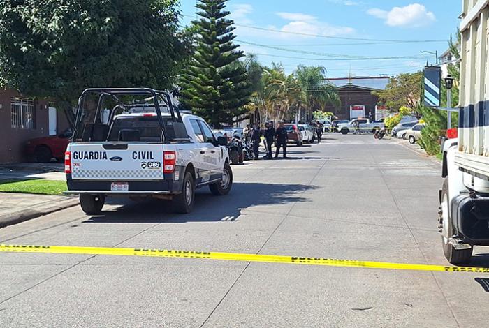 Pistoleros asesinan a un motociclista a las afueras de un colegio, en Uruapan