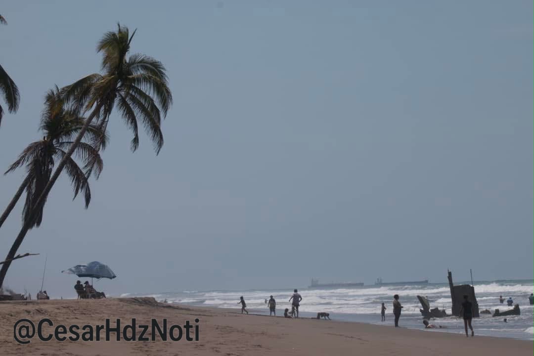 Playas de Lázaro Cárdenas activan alerta por oleaje; ordenan colocar banderas rojas