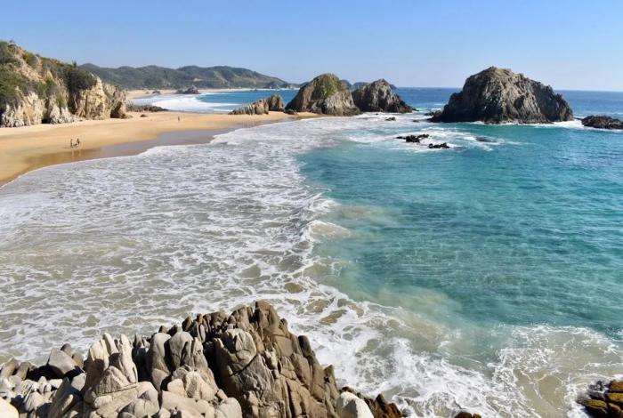 Playas michoacanas, limpias y aptas para vacacionar: Bedolla