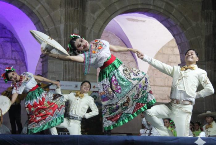 Plaza Valladolid se llenó de música, baile y tradición, con el espectáculo “Morelia siente la danza”