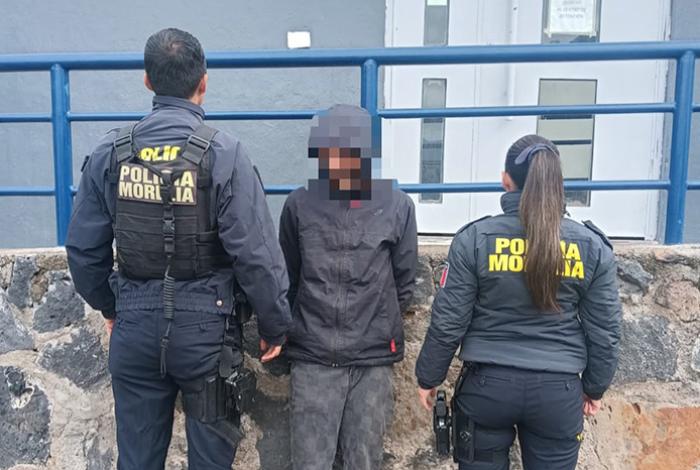 Policía de Morelia detiene a hombre por andarse metiendo a las casas en colonia Los Sauces