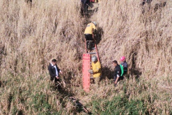 Policía Morelia actúa con rapidez en rescate de persona atrapada en río de aguas negras