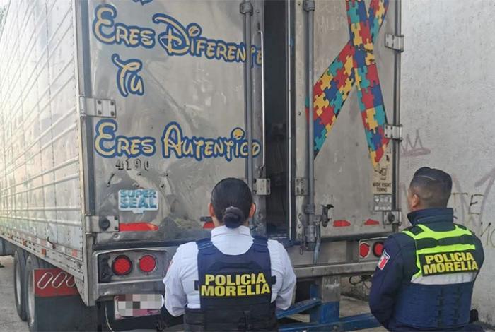 Policía Morelia recupera caja de tráiler con reporte de robo