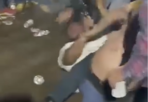 Policía municipal dispara su arma para dispersar riña en baile en Huiramba