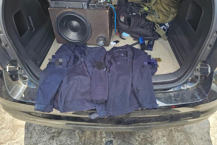 Policías aseguran un carro, cartuchos útiles y uniformes apócrifos en Tingambato