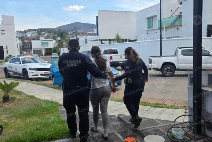 Policías atienden a mujer en peligro, en Punta Altozano