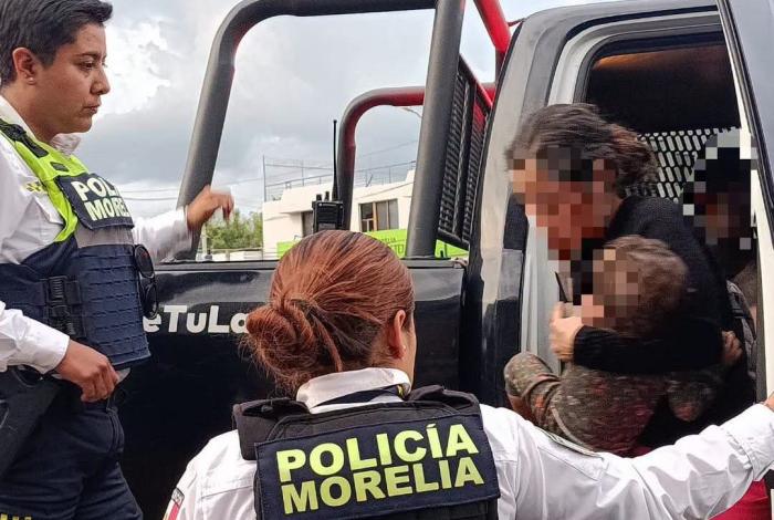 Policías de Morelia ayudan a bebé que convulsionaba