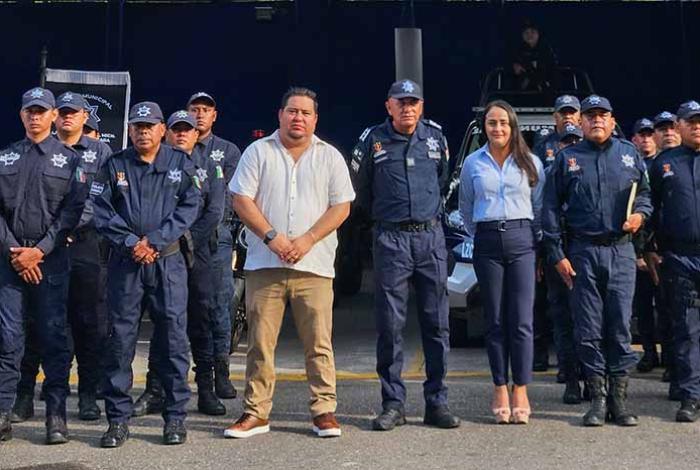 Policías municipales de Lázaro Cárdenas culminan cursos; edil los felicita