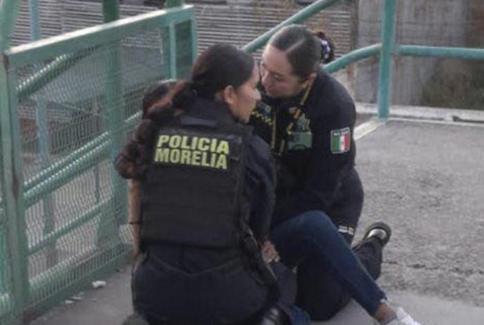 Policías municipales salvan a joven que intentó saltar de un puente en Morelia