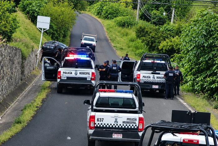 Policías recuperan vehículo robado tras persecución y enfrentamiento en la región de Pátzcuaro