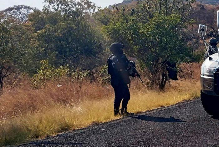 Policías repelen agresión armada en carretera a Acahuato, en Apatzingán