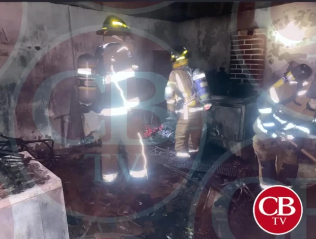 Policías rescatan abuelitos y cuatro niños de una casa en llamas en Morelia