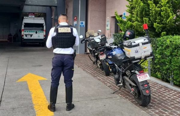 Policías viales abren paso a familia para salvar a una niña