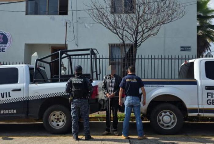 Policías y elementos de la FGE detienen a un hombre por homicidio calificado en Tacámbaro