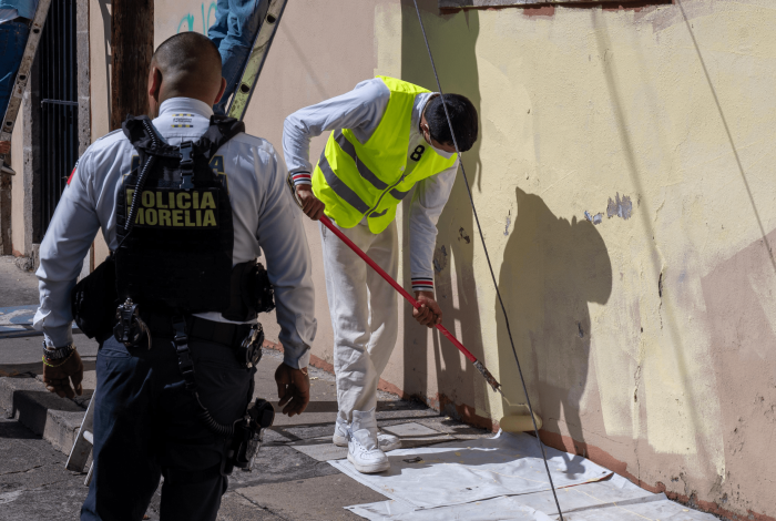 Ponen a Spaguetti a cubrir grafitis