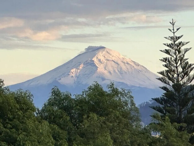 Popocatépetl e Iztaccíhuatl: Un espectáculo de atardecer nevado capturado por capitalinos