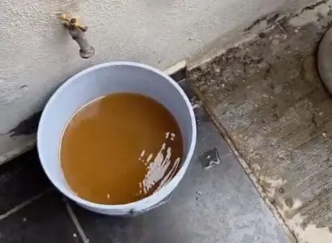 Por casi dos años, a habitantes de Lomas del Pedregal les llega agua potable contaminada