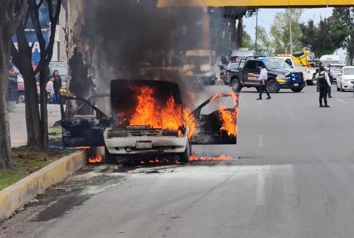Por falla mecánica, arde Tsuru en la salida a Salamanca en Morelia
