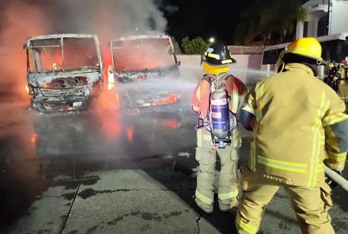 Por falla mecánica arden en llamas dos camiones suburbanos de Morelia
