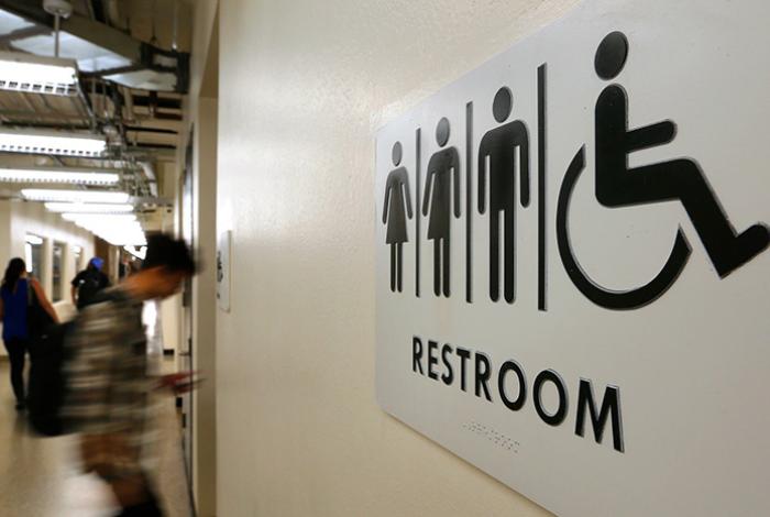 Por permitir que personas trans usen sanitarios, gobierno de Texas multará a escuelas de Austin
