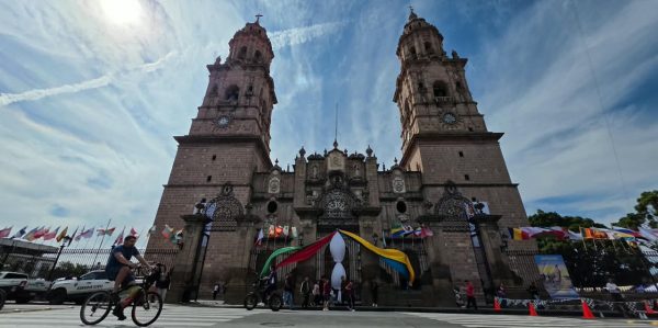 ¿Por qué la Catedral de Morelia amaneció llena de banderas?
