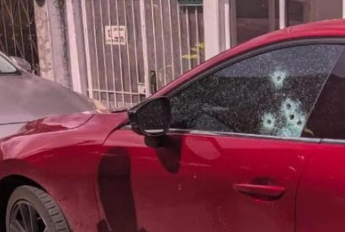 Por razones desconocidas balean un auto estacionado en “La Michoacana” en Uruapan