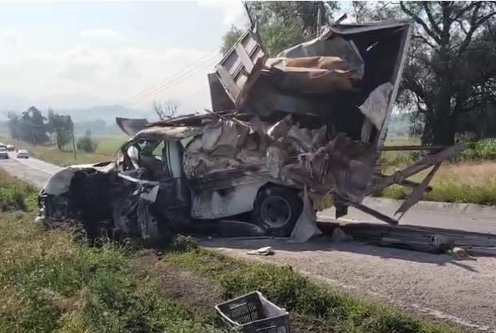Por rebasar en una curva, autobús impacta de frente a una camioneta en la Morelia-Charo