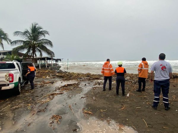 Por ‘Simon’, suspenden movilidad no esencial en la Costa de Michoacán