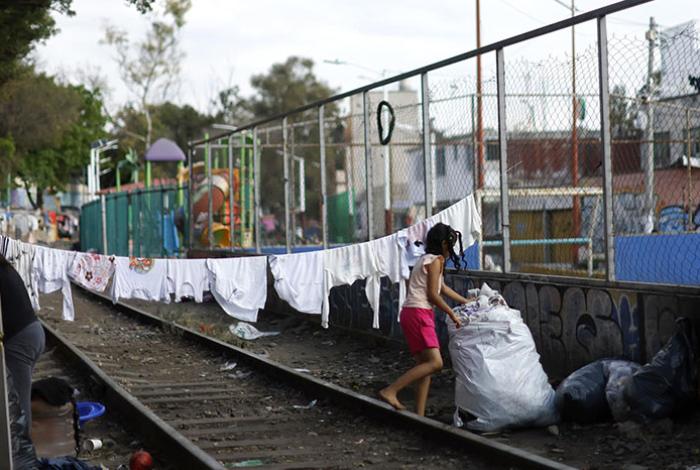 Por temor, niños migrantes desconfían de autoridades mexicanas; pasan largos periodos en el país