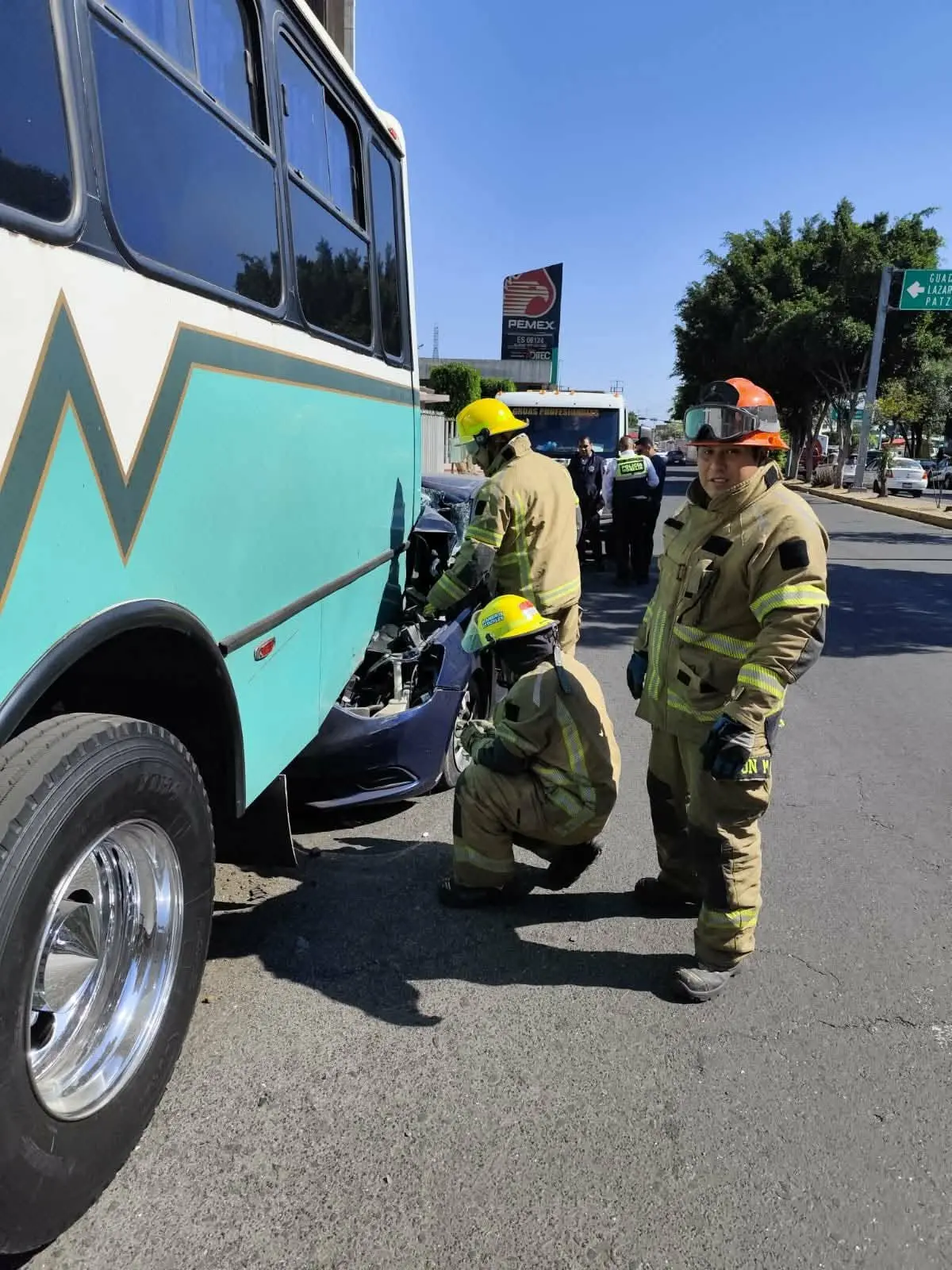 Por un descuido mete su auto debajo de un camión en Morelia