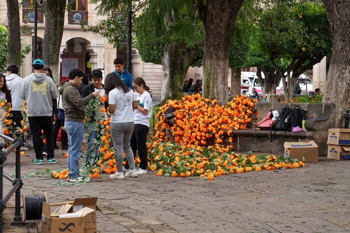 Preparan alumnos de universidades en Morelia decoración por Noche de Ánimas