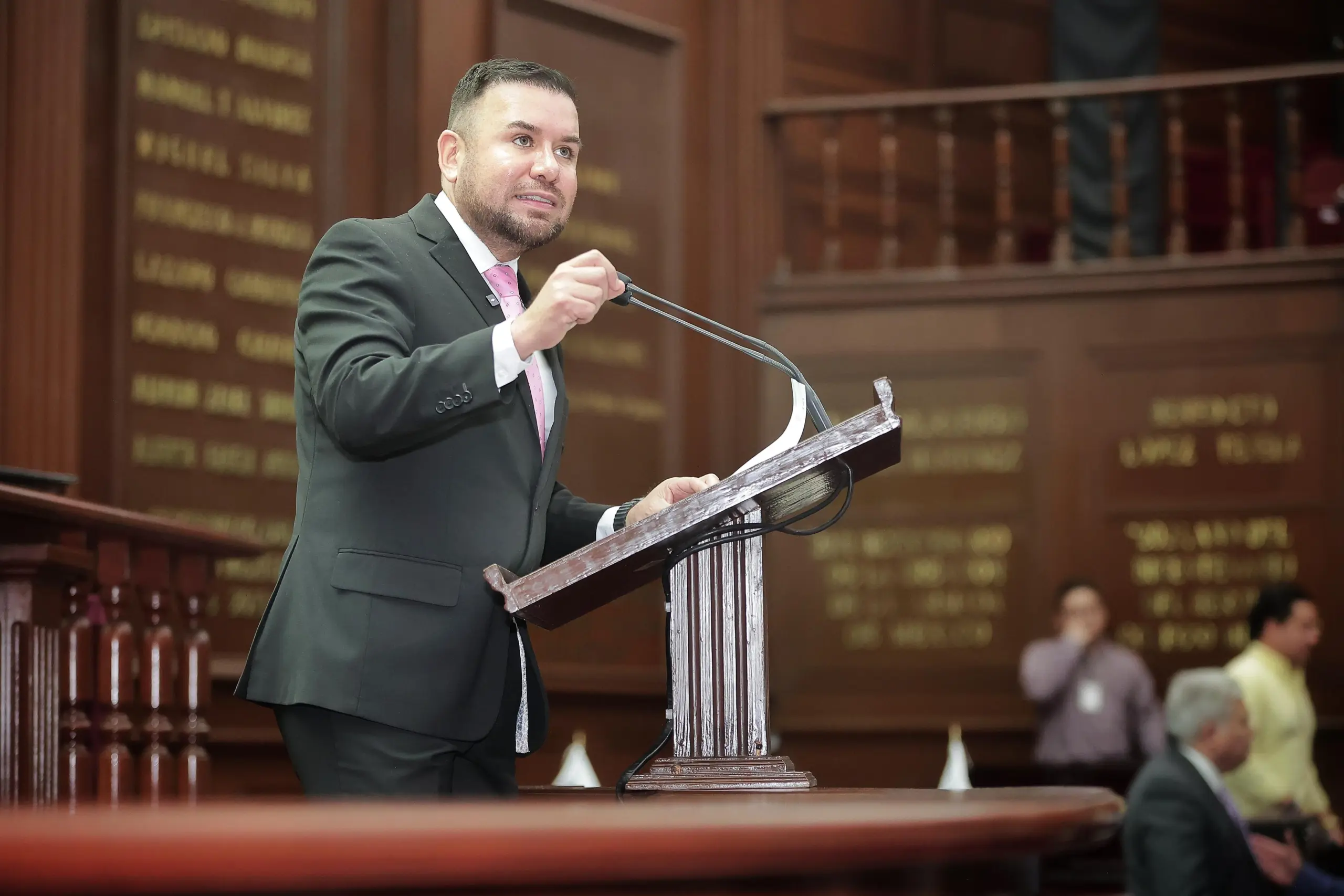 Presenta Reyes Galindo iniciativa para impulsar empresas familiares en Michoacán