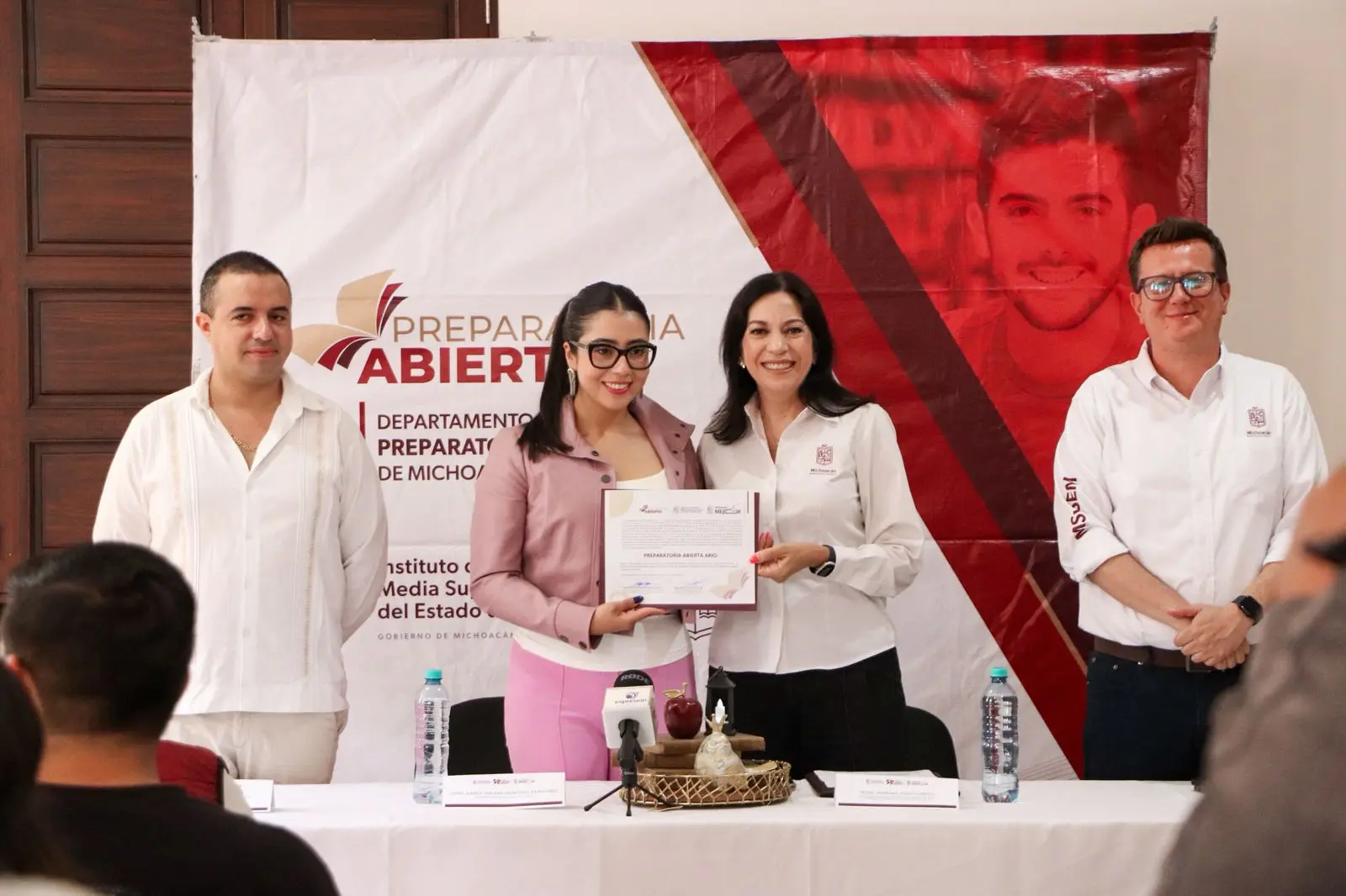 PRESENTA YOHANA MENDOZA PREPARATORIA ABIERTA EN ARIO, UNA PROMESA MÁS CUMPLIDA POR LA EDUCACIÓN.