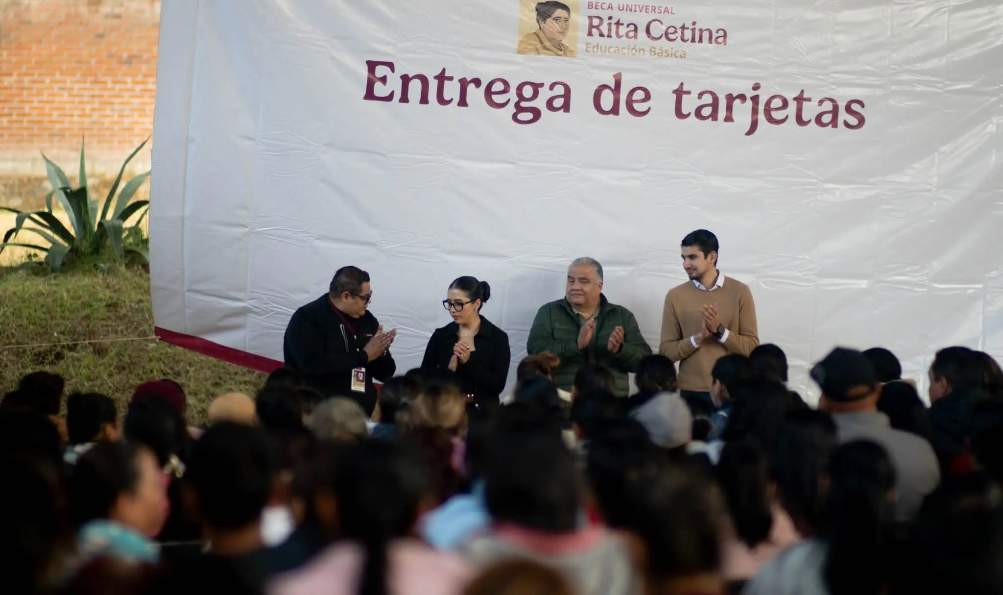 Preside Yohana Mendoza, presidenta municipal de Ario, entrega de tarjetas de la beca beca universal “Rita Cetina”