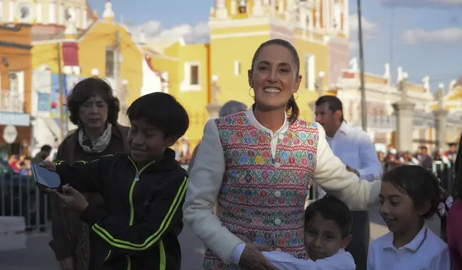 Presidenta Claudia Sheinbaum encabeza entrega de tarjetas del programa pensión mujeres bienestar en Acatzingo, Puebla 