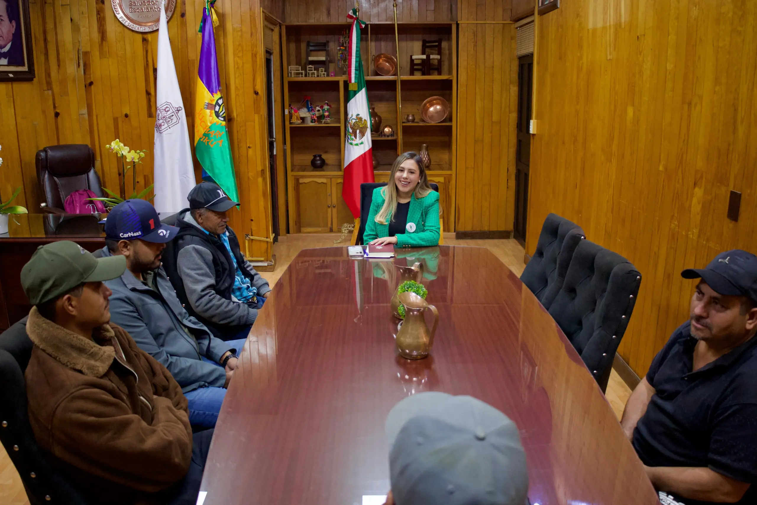 Presidenta Dayana Pérez fortalece acuerdos y entrega apoyo para el retablo en Las Charandas