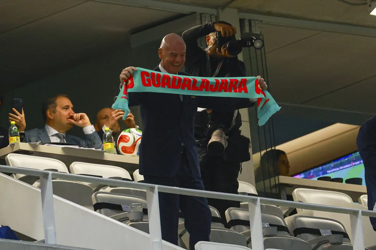 Presidente de la FIFA presenció grito discriminatorio durante el partido de repechaje en Guadalajara