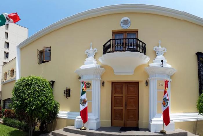 Presidente peruano considera asaltar la embajada de México en el Perú