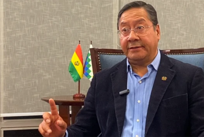 Presidente saliente de Bolivia promulga la ley que protege a huérfanos por feminicidio