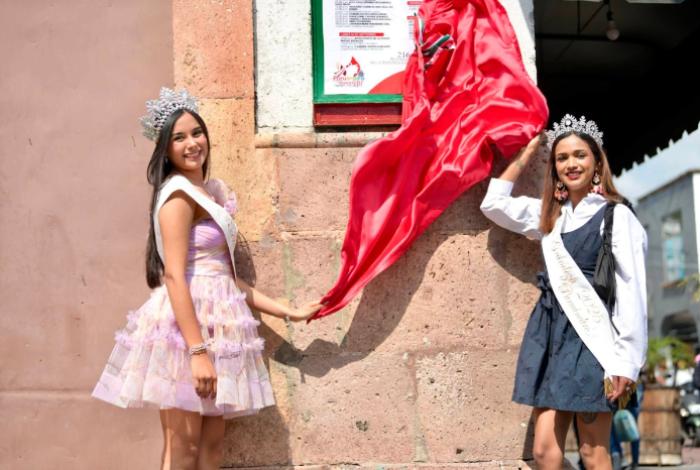 Presidente Víctor Vázquez da inicio a los Festejos Patrios con la pega del Bando Solemne