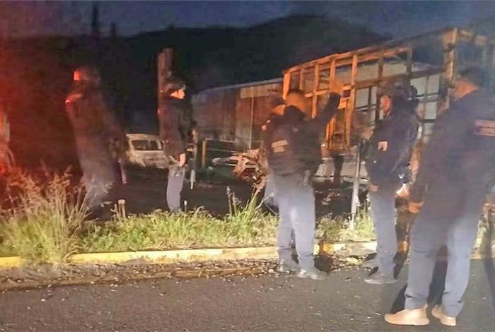 Presunto enfrentamiento entre grupos criminales desata quema de vehículos en Zinapécuaro