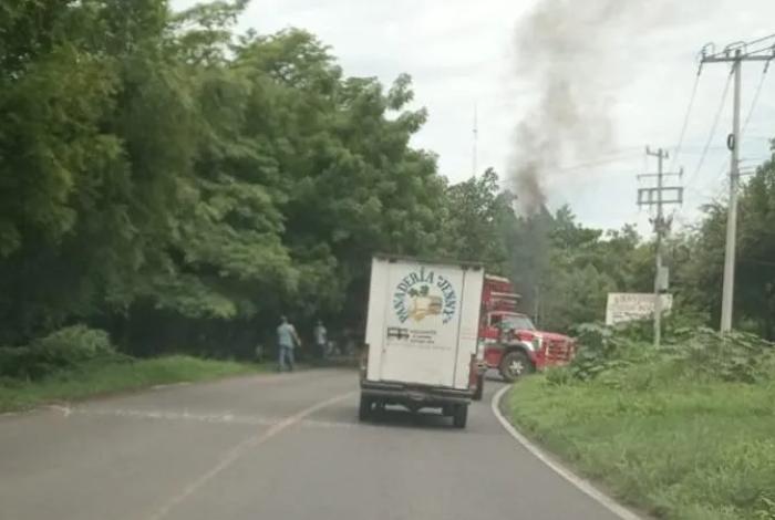 Presuntos integrantes de grupos delincuenciales realizaron bloqueos en distintos puntos de Apatzingán y Buenavista